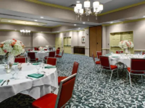 ฮอลิเดย์ อินน์ ซาวานนาห์ ฮิสทอริก ดิสทริกต์ บาย IHG โรงแรมในซาวานนาห์