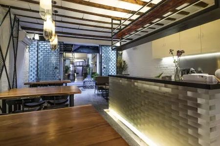 Han's Inn Отели рядом с достопримечательностью «With Dragon Bridge»