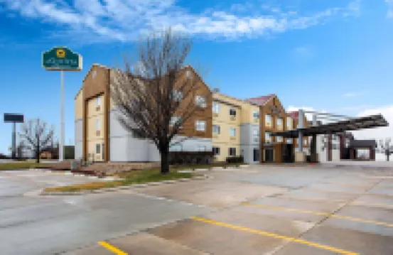 La Quinta Inn & Suites by Wyndham Emporia Hotels in 