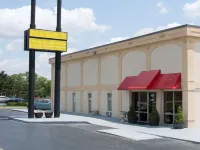 Super 8 by Wyndham Greensboro Hotels near Ambleside Gallery