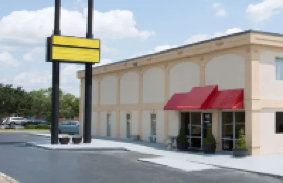 Super 8 by Wyndham Greensboro Hotel berhampiran Di Tempat Lain