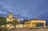 La Quinta Inn & Suites by Wyndham St. Louis Westport - Pysäköinti