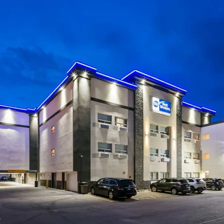 Best Western Airport Inn Отели рядом с достопримечательностью «Скульптура Разговор»
