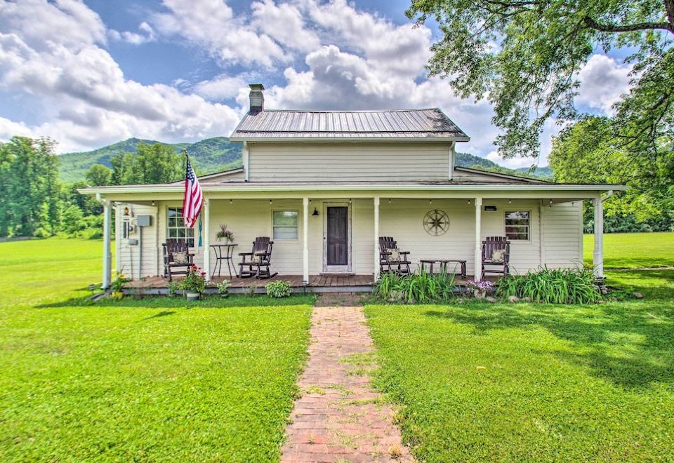 'Farm House' Cottage w/ Deck, 5 Mi to River, Natural Bridge - 2026 ...