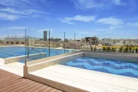 ABESQ DOHA HOTEL & RESIDENCES by IHG - สระว่ายน้ำแบบอินฟินิตี้