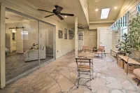 Quiet West Houston Home w/ Patio, Walk to Shops! Hoteles cerca de Vericenter Inc