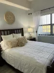 Uhost AI - Top-Floor Condo w Balcony & Pool