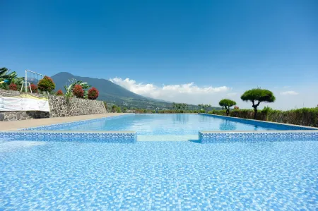 Urbanview Resort Adang Zecky Cisarua Puncak by RedDoorz Отели рядом с достопримечательностью «Adeka Campsite»