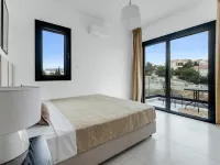 Sanders Elgio - Neat 3-Bdr Apt with Rooftop - balcony