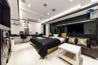 HOTEL SEVEN