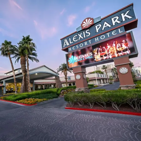 Alexis Park All Suite Resort Отели рядом с достопримечательностью «Вулкан отеля Mirage»
