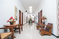 RedDoorz Near Matahari Singosaren Solo Các khách sạn ở Serengan
