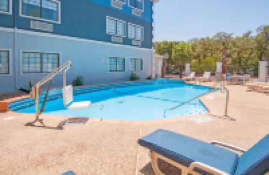 Days Inn & Suites by Wyndham San Antonio North/Stone Oak