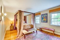 Ambient Manchester Village Abode with Deck and Pond! Hotel in zona Hildene, The Lincoln Family Home- Welcome Center