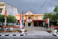 RedDoorz Plus @ Jalan FL Lumban Tobing Sibolga Hotels near Masjid An Nur (LDII)