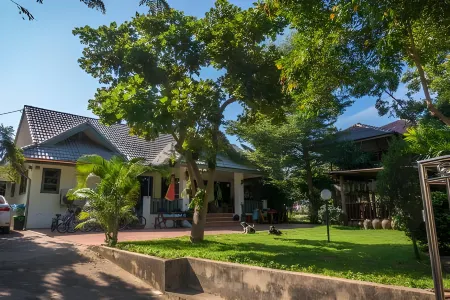 Plus Hostel Ayutthaya Отели рядом с достопримечательностью «Wihan Phra Mongkhon Bophit»