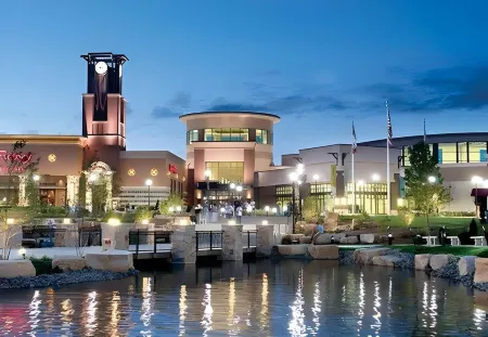 Fairfield Inn & Suites des Moines West Отели в г. Запад Де-Мойн