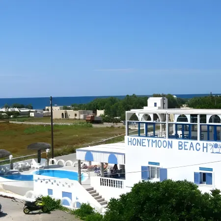 Honeymoon Beach Studios Отели рядом с достопримечательностью «Пляж Периволос»