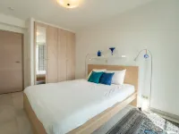 Cosy - Bright Top Floor Appartment  호텔
