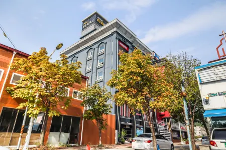 Breakfast at Tiffany's Motel