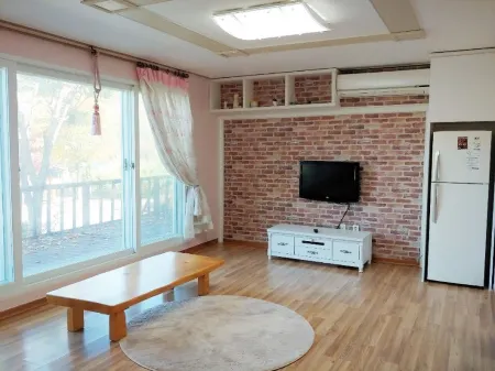 Goesan Forest Story Pension Отели рядом с достопримечательностью «Shinpoong Hanji Maeul»