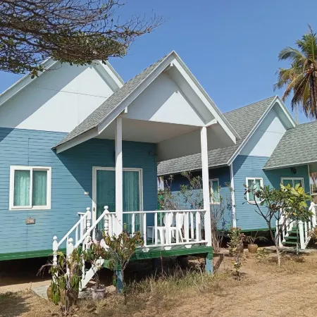 Baan Thon Beach Resort Отели в г. Наратхиват