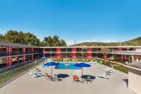 Econo Lodge - Pools