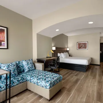 La Quinta Inn & Suites by Wyndham Gonzales La