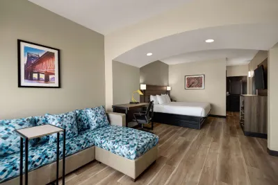 La Quinta Inn & Suites by Wyndham Gonzales La Hotels near Sunglass Outfitters by Sunglass Hut