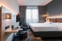 Moxy Düsseldorf Süd Hotels in der Nähe von Sitzbank im Grünen