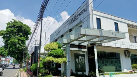 Bydiel Hotel Отели рядом с достопримечательностью «Alun-Alun Cianjur»