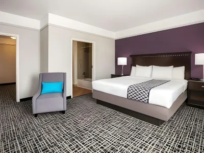 La Quinta Inn & Suites by Wyndham Brownwood Отели рядом с достопримечательностью «Публичная библиотека Браунвуд»
