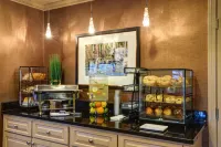 Port Inn and Suites Portsmouth, Ascend Hotel Collection - breakfast