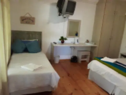 Aquarius Bed and Breakfast Hotels in Western District