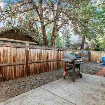 Spacious 1 Level Sisters Home - Walk to Downtown Hotel Exterior