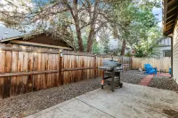 Spacious 1 Level Sisters Home - Walk to Downtown