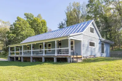Cozy Fall Cabin on 17 Acres by National Park, EV Charger Отели рядом с достопримечательностью «Mercury Paper»