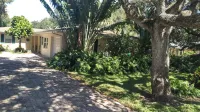 Comfortable 3 bedroom 3 bath beach house .pool..3 minute walk to beach. Hotel in zona Riverside Park Dr