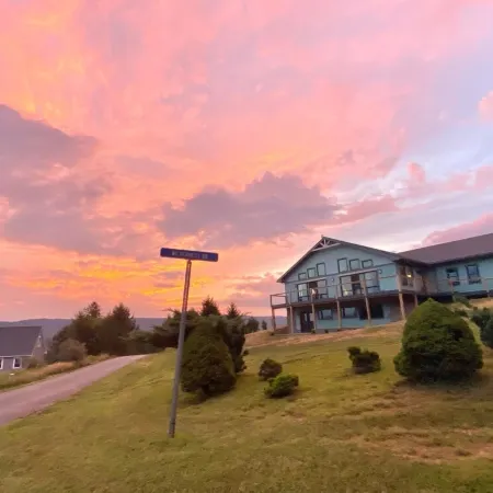 Modern Cabin Facing Canaan Valley Ski Slopes Отели в г. Такер