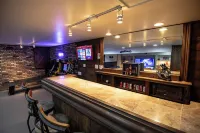 Barcade and rope swing bar, 5 minutes from The Avalon Grand Resort and Golf!