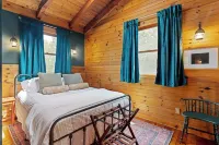 Luxury Cabin on 6 Private Acres: Stunning Mountain Views & Ultimate Comfort