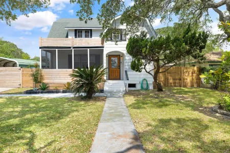 Harbor Headquarters - 1950's Cape Cod Style Home 4BR/2BA