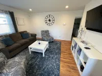 Charming Ranch in Quiet Neighborhood Hotels in Springfield Township