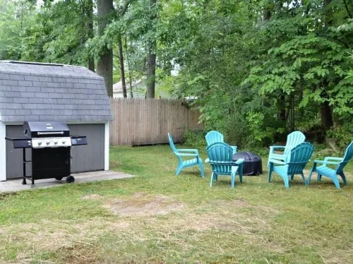 Dogwood Cottage: Short walk to the Strip, 2 Full Baths, A/C, WIFI, Private Yard