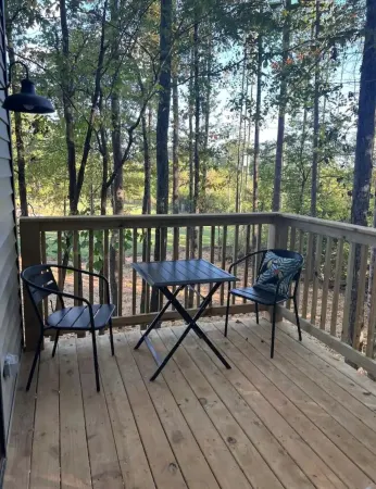 Cordial chalet with a balcony to have coffee with the squirrels