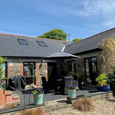 Peaceful hideaway with scenic views. Hot-tub & dog-friendly walled garden
