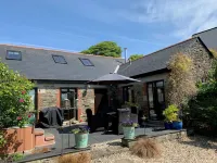 Peaceful hideaway with scenic views. Hot-tub & dog-friendly walled garden