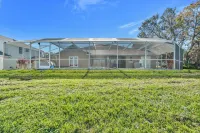 Luxe Lakefront Escape - Jacuzzi +Pool + Sunset Views + BBQ + Close to Disney!