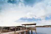 "The Bayliner" Lake Hamilton Condo: 2BR/2BA. Sleeps 6. Pool. Covered Boat Slip! - 3-Star