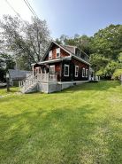 Classic New England Bunkhouse- Home for the whole family!